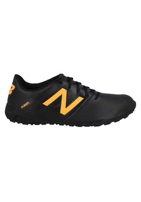 Чоловічі чорні бутси New Balance MSFUDTBI у профіль з яскравим жовто-помаранчевим логотипом N та написом Furon