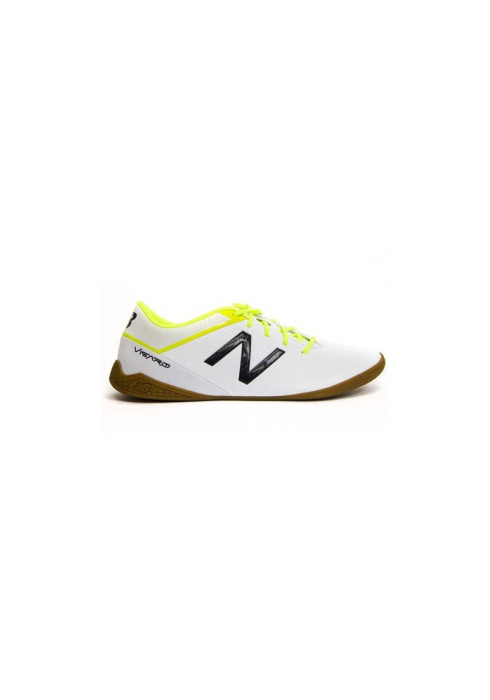Чоловічі білі футбольні бутси New Balance MSVRCIWT у профіль з чорним логотипом N, написом Visaro та жовтими шнурками