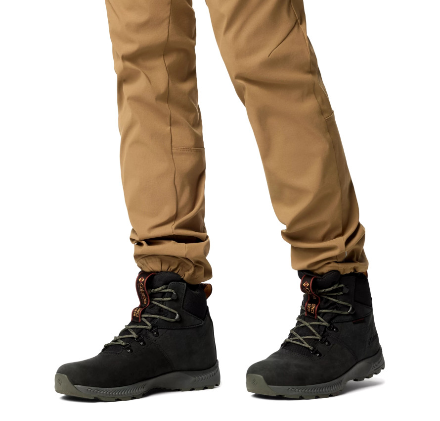 Чоловічі черевики Columbia Landroamer Explorer WP NB на ногах у брюках