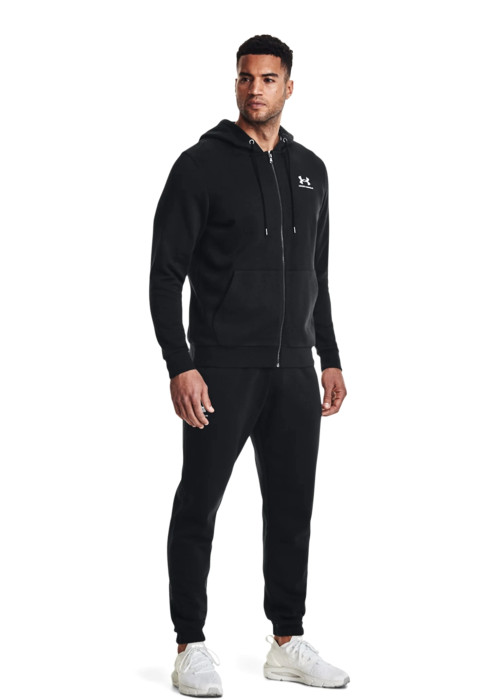 Чоловік у повний зріст у чорному спортивному костюмі Under Armour Essential Fleece FZ спереду на білому тлі