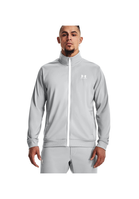Чоловік у світло-сірому спортивному джемпері олімпійці Under Armour Sportstyle Tricot Jacket спереду на білому тлі