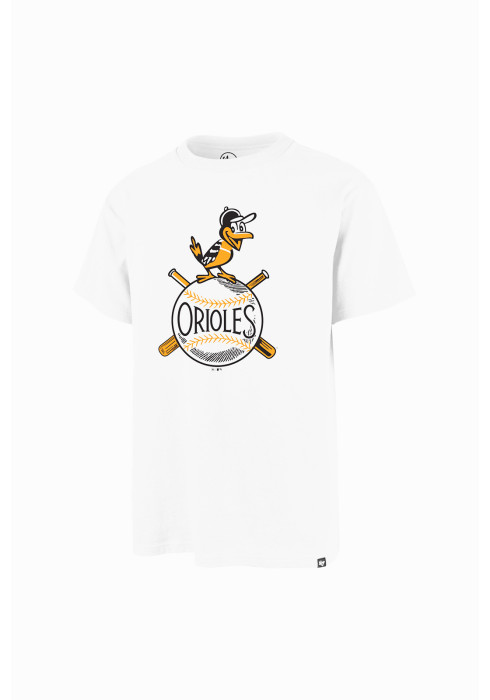 Бічна та передня частина білої чоловічої футболки '47 Brand MLB Baltimore Orioles Cooperstown з ретро-принтом бейсбольної команди на грудях студійний вигляд спереду на білому тлі