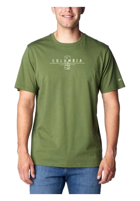 Чоловік у оливковій футболці Columbia CSC Seasonal Logo Tee та джинсах спереду на білому тлі