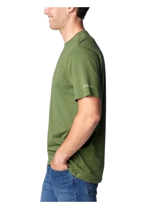 Чоловік у оливковій футболці Columbia CSC Seasonal Logo Tee у профіль на білому тлі