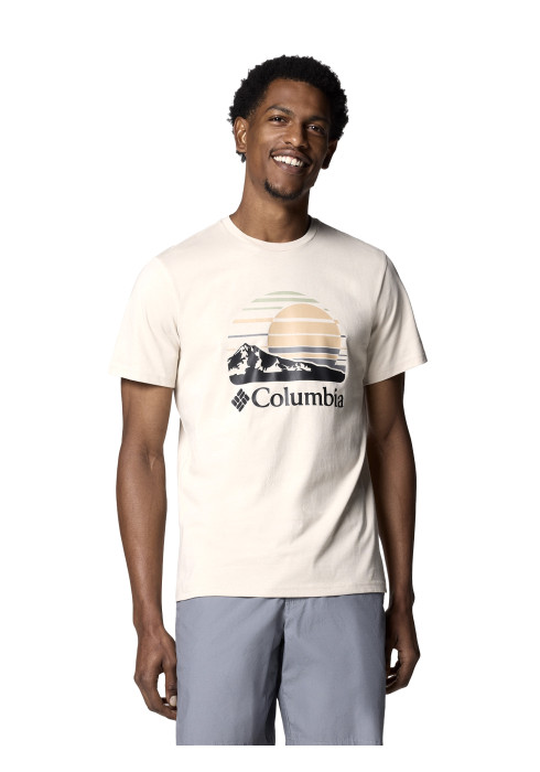 Чоловік у світло-бежевій футболці Columbia Path Lake Graphic Tee II з принтом на грудях спереду на білому тлі