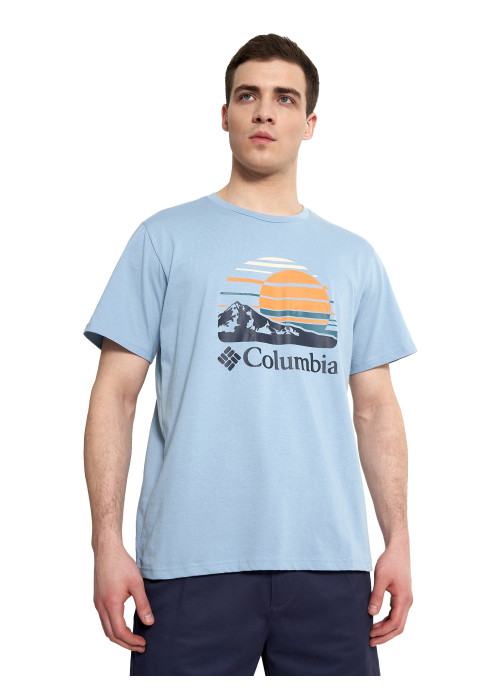 Чоловік у блакитній футболці Columbia Path Lake Graphic Tee II та шортах спереду на білому тлі