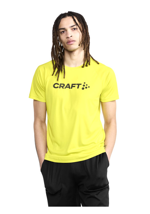 Чоловік у яскраво-жовтій спортивній футболці CRAFT Core Essence Logo Tee з чорним логотипом на грудях спереду на білому тлі