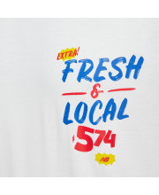 Крупний план яскравого кольорового принта "Fresh & Local 574" з логотипом New Balance на грудях білої чоловічої футболки зблизька