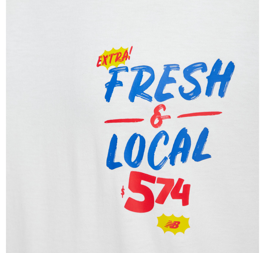 Крупний план яскравого кольорового принта "Fresh & Local 574" з логотипом New Balance на грудях білої чоловічої футболки зблизька
