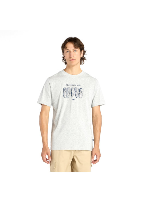 Чоловік у сірій меланжевій футболці New Balance Miler T-Shirt з принтом і написом More than a mile спереду на білому тлі