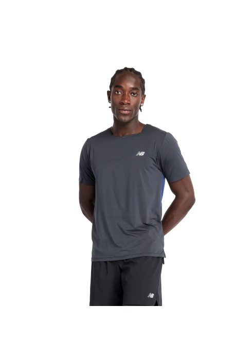 Темно-сіра чоловіча функціональна футболка для бігу New Balance Race Day з коротким рукавом та шорти студійний вигляд спереду на білому тлі