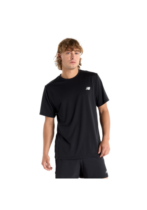 Чорна чоловіча спортивна футболка New Balance Sleeve з коротким рукавом та шорти студійний вигляд спереду на білому тлі