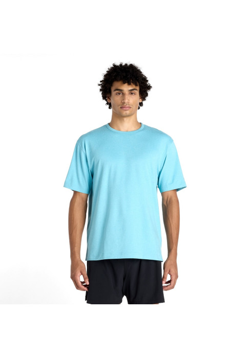 Чоловік у бірюзовій спортивній футболці New Balance Sport Essentials Everyday та чорних шортах спереду на білому тлі