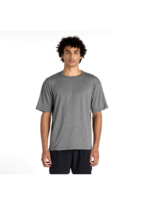 Чоловік у сірій спортивній футболці New Balance Sport Essentials Everyday та чорних шортах спереду на білому тлі