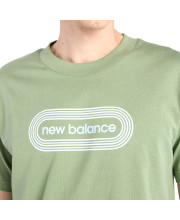 Крупний план фірмового логотипа New Balance у вигляді геометричних ліній на грудях оливкової футболки зблизька