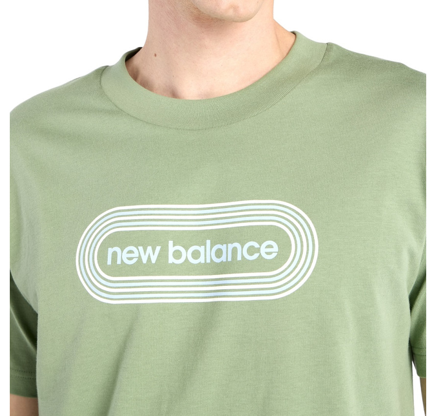 Крупний план фірмового логотипа New Balance у вигляді геометричних ліній на грудях оливкової футболки зблизька