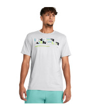 Чоловік у сірій футболці Under Armour Colorblock Wordmark з яскравим написом на грудях спереду на білому тлі