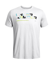 Сіра чоловіча футболка Under Armour Colorblock Wordmark з кольоровим принтом на грудях студійний вигляд спереду на білому тлі