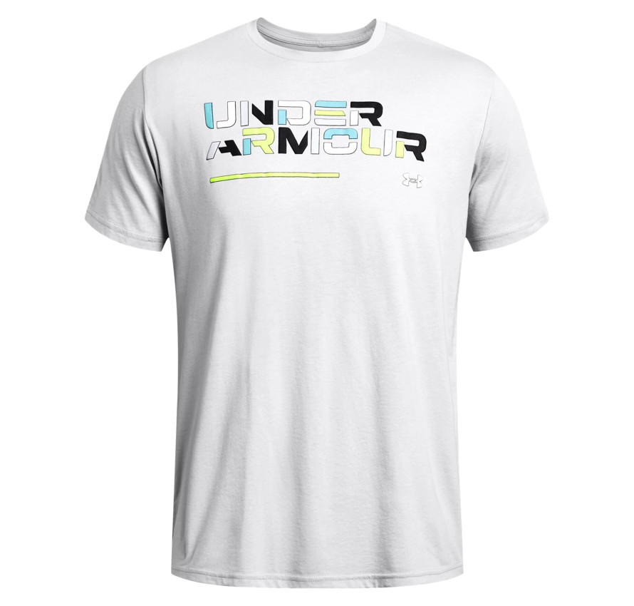 Сіра чоловіча футболка Under Armour Colorblock Wordmark з кольоровим принтом на грудях студійний вигляд спереду на білому тлі