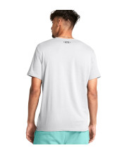Чоловік у сірій футболці Under Armour Colorblock Wordmark та бірюзових шортах вид ззаду на білому тлі