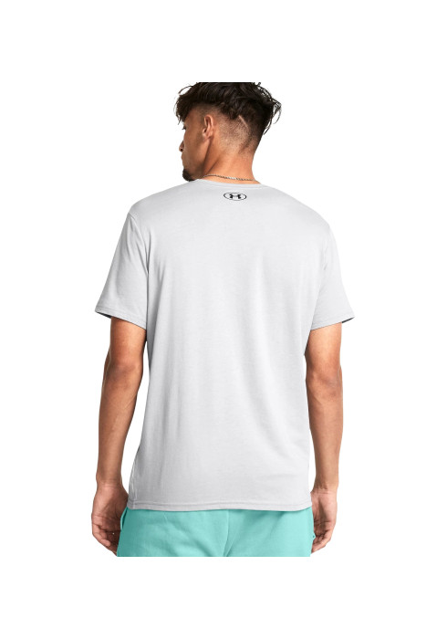 Чоловік у сірій футболці Under Armour Colorblock Wordmark та бірюзових шортах вид ззаду на білому тлі