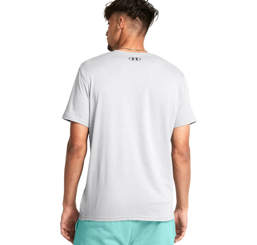 Чоловік у сірій футболці Under Armour Colorblock Wordmark та бірюзових шортах вид ззаду на білому тлі