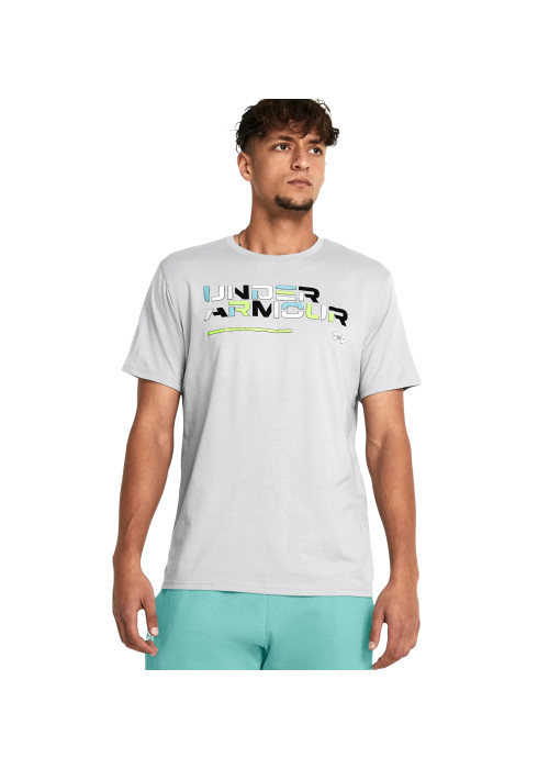 Чоловік у сірій футболці Under Armour Colorblock Wordmark з яскравим написом на грудях спереду на білому тлі