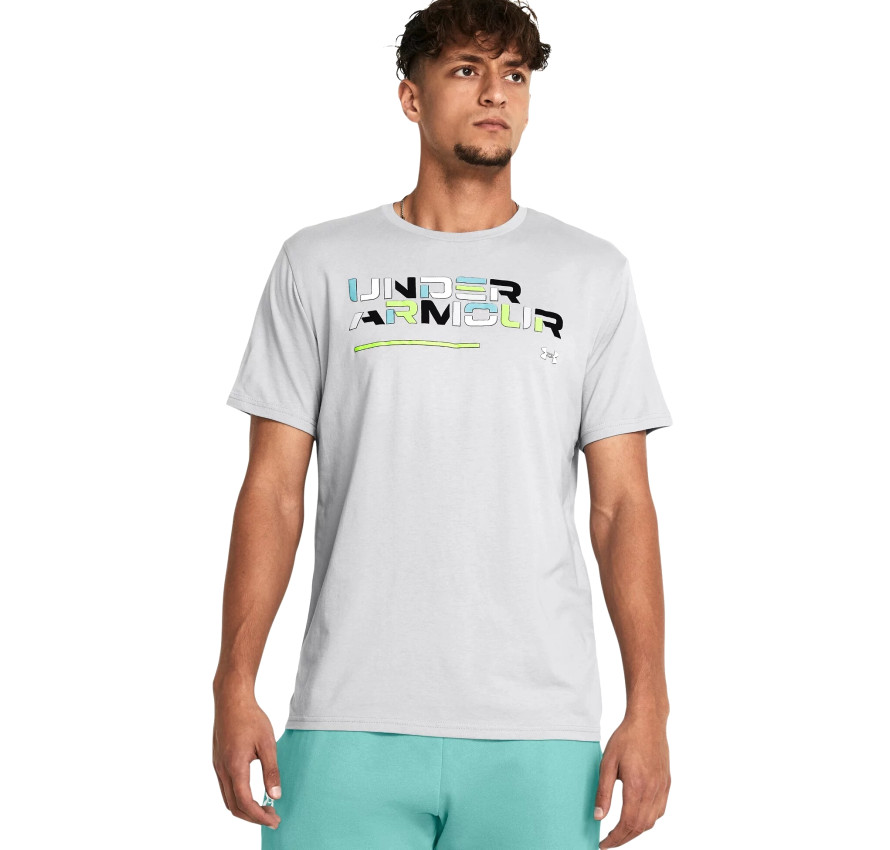 Чоловік у сірій футболці Under Armour Colorblock Wordmark з яскравим написом на грудях спереду на білому тлі