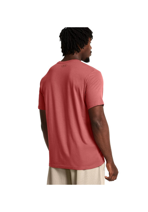Чоловік у червоній футболці Under Armour Colorblock Wordmark та світлих шортах вид ззаду на білому тлі