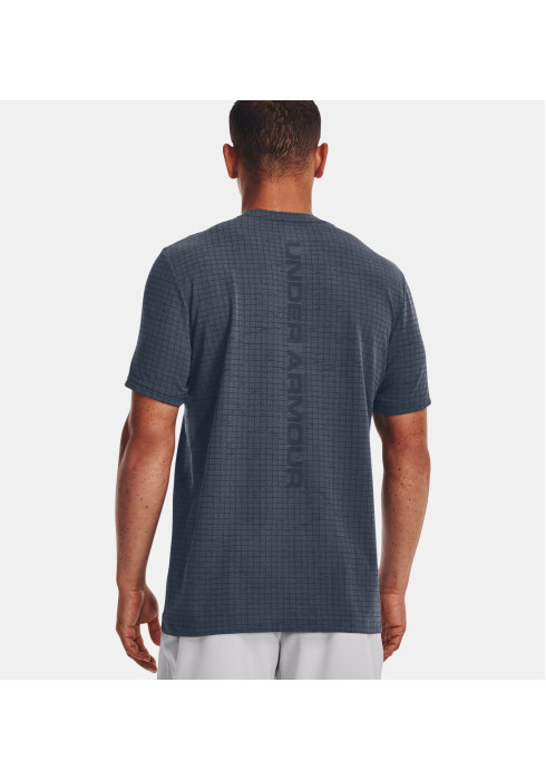 Чоловік у сірій безшовній спортивній футболці Under Armour у сітку з вертикальним написом на спині вид ззаду на білому тлі