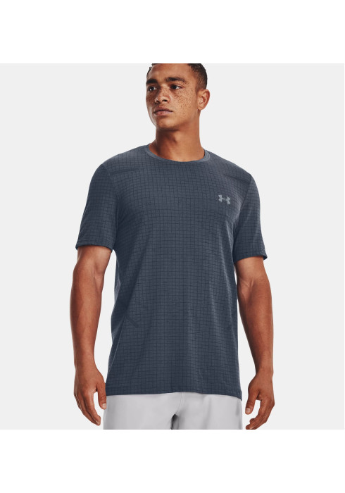 Чоловік у сірій спортивній футболці Under Armour Seamless Grid з коротким рукавом студійний вигляд спереду на білому тлі