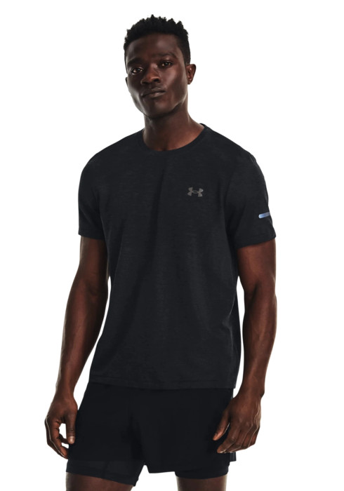 Чоловік у чорній спортивній безшовній футболці Under Armour UA Seamless Stride SS спереду на білому тлі