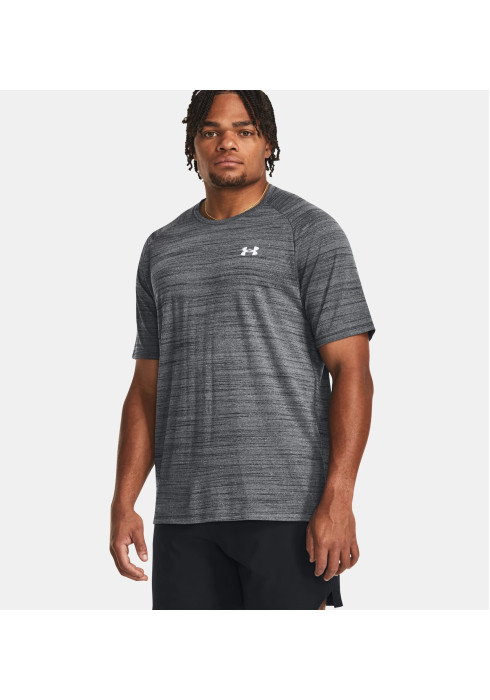 Чоловік у темно-сірій меланжевій спортивній футболці Under Armour Tech 2.0 з коротким рукавом студійний вигляд спереду на білому тлі