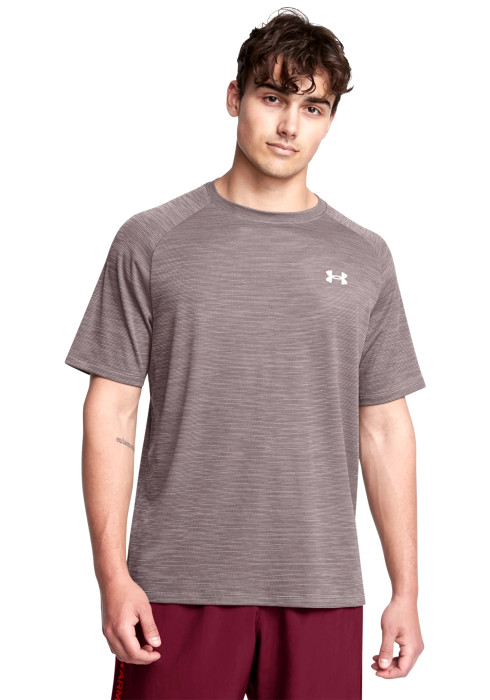 Чоловік у меланжевій спортивній футболці Under Armour UA Tech Textured Short Sleeve спереду на білому тлі