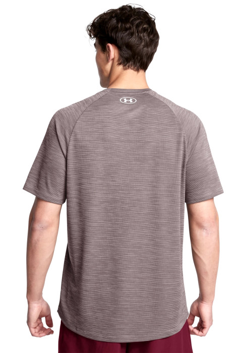 Чоловік у меланжевій спортивній футболці Under Armour UA Tech Textured Short Sleeve вид ззаду на білому тлі