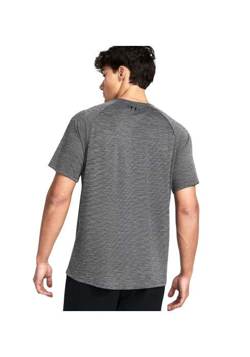 Чоловік у темно-сірій меланжевій спортивній футболці Under Armour UA Tech Textured Short Sleeve вид ззаду на білому тлі