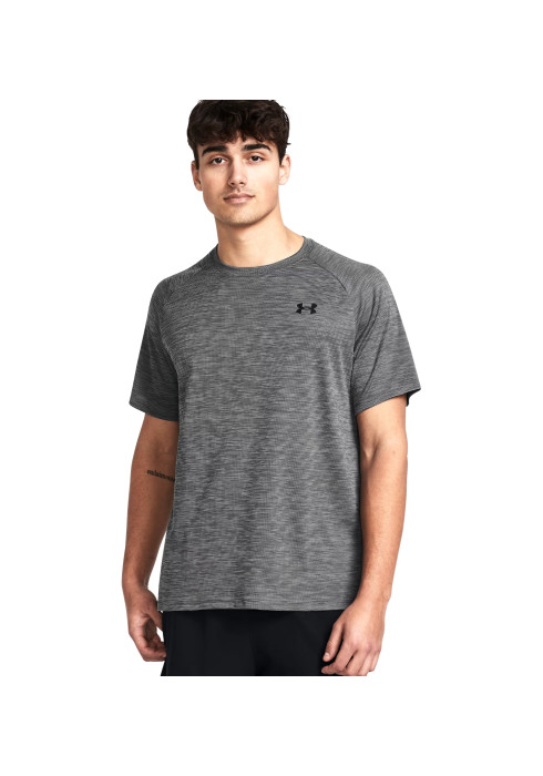 Чоловік у темно-сірій меланжевій спортивній футболці Under Armour UA Tech Textured Short Sleeve спереду на білому тлі