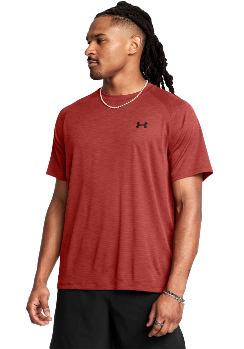 Чоловік у червоній меланжевій спортивній футболці Under Armour UA Tech Textured Short Sleeve спереду на білому тлі