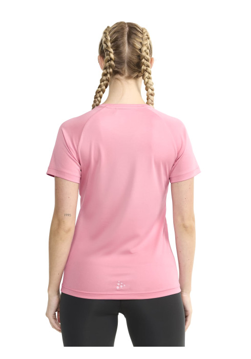 Жіноча футболка CRAFT Core Essence Logo Tee W яскраво-рожевого кольору. Виготовлена зі 100% переробленого поліестеру, має функціональні бічні шви, вигнуті вперед, та великий логотип CRAFT на грудях. Магазин LikeSport. - фото 2