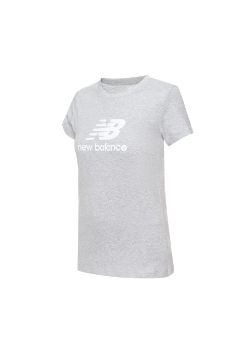 Жіноча футболка New Balance Essentials Stacked Logo сірого кольору. Виготовлена з м'якого бавовняного трикотажу, має стандартний крій та унікальний "stacked" логотип на грудях. Магазин LikeSport.