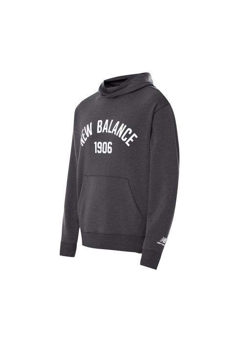 Темно-сірий чоловічий худі New Balance Essentials Varsity Fleece з принтом 1906 студійний вигляд під кутом спереду