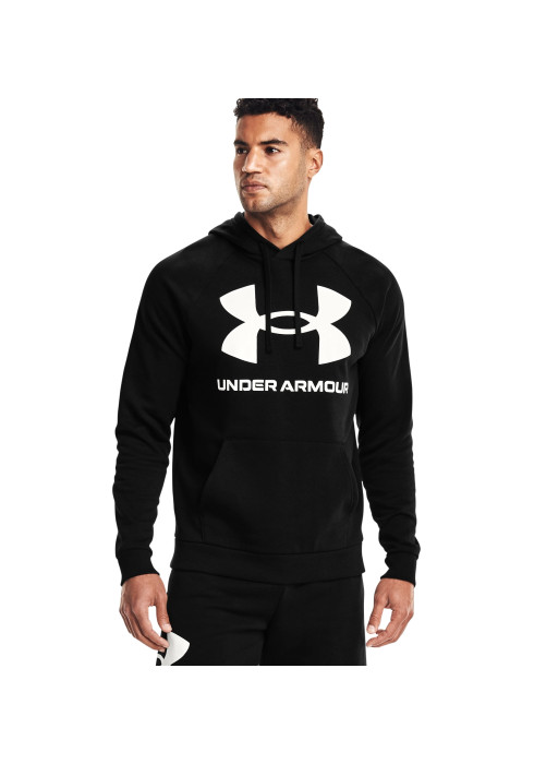 Чоловік у чорному худі Under Armour UA Rival Fleece Big Logo HD з великим білим логотипом спереду на білому тлі