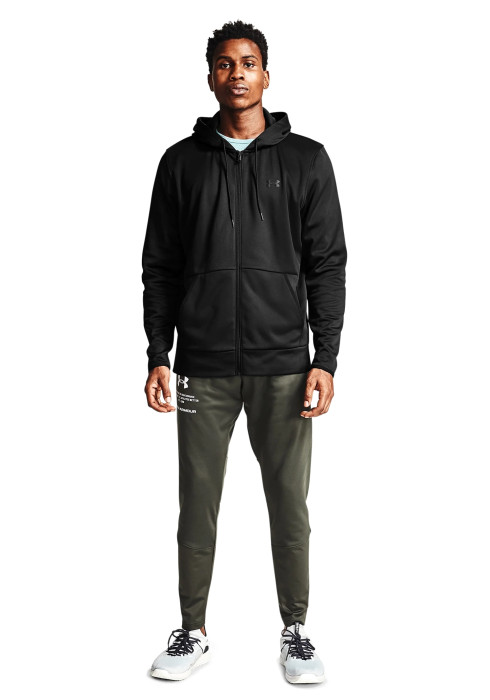 Чоловік у повний зріст у чорному утепленому худі Under Armour Fleece FZ Hoodie та штанах спереду на білому тлі