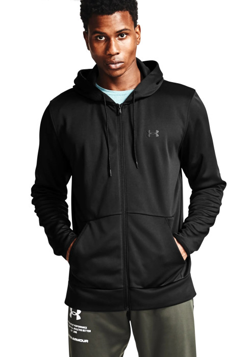 Чоловік у чорному утепленому худі Under Armour Fleece FZ Hoodie на блискавці спереду на білому тлі