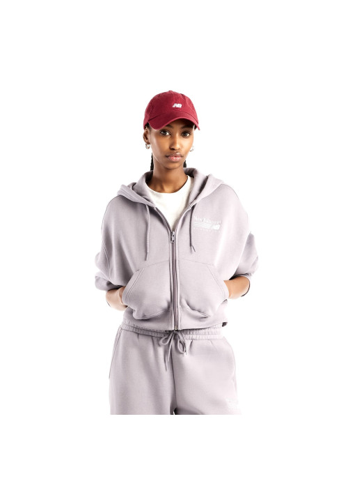 Дівчина в сірому оверсайз худі New Balance Trackside Fleece Full Zip на блискавці, вигляд спереду
