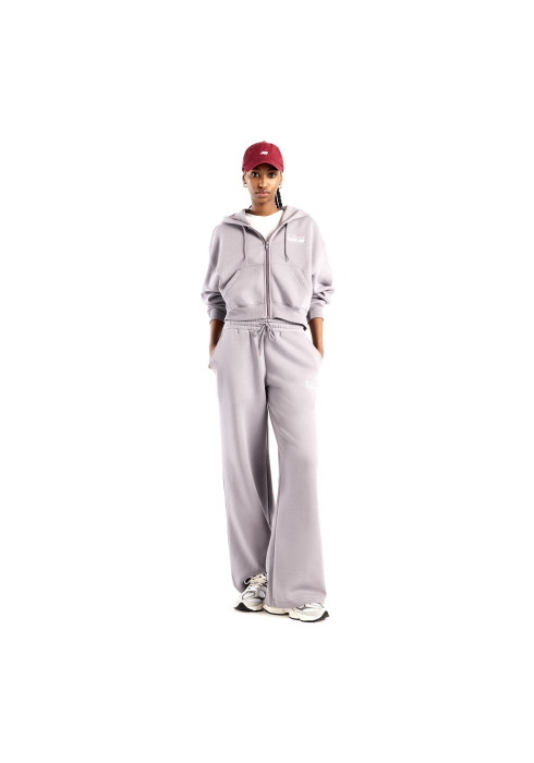Дівчина у сірому спортивному костюмі та худі New Balance Trackside Fleece Full Zip у повний зріст
