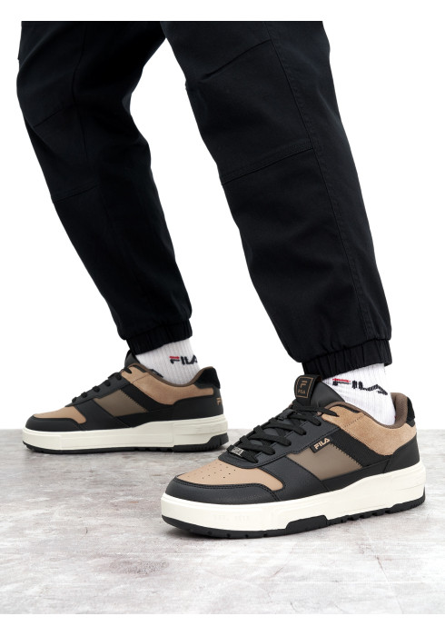 Чоловічі кеди FILA FX-1000 Low на ногах у парі з чорними спортивними штанами