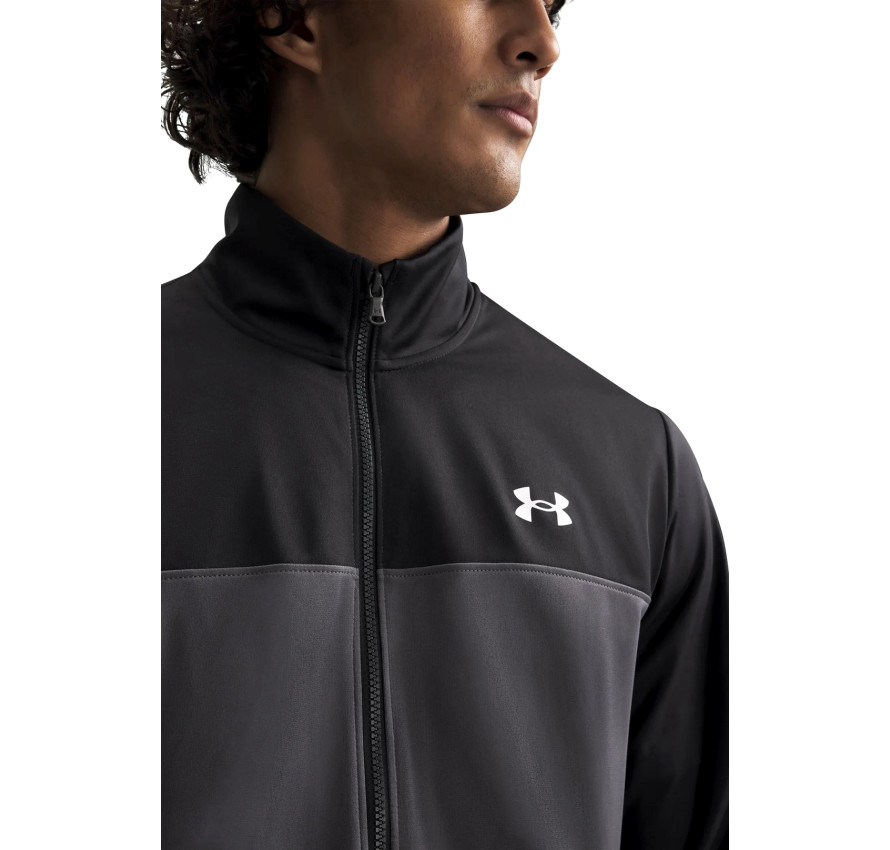 Крупний план коміра-стійки, застібки-блискавки та білого логотипа Under Armour на олімпійці