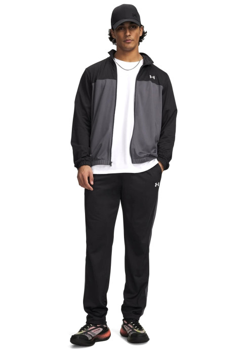 Чоловічий спортивний костюм Under Armour EMEA Tracksuit Novelty чорно-сірого кольору у повний зріст, вигляд спереду