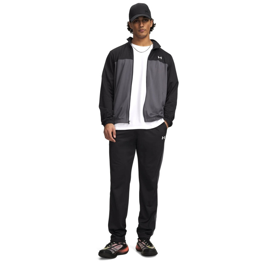Чоловічий спортивний костюм Under Armour EMEA Tracksuit Novelty чорно-сірого кольору у повний зріст, вигляд спереду